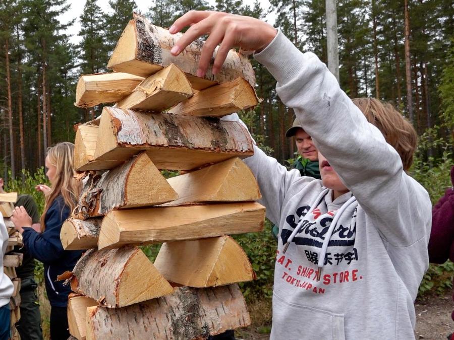 Skoleskogdag ble suksess: – Jeg ble overrasket over hvor mange produkter som kan lages av trær!